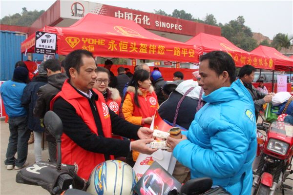 市總工會副主席慰問返鄉(xiāng)農(nóng)民工