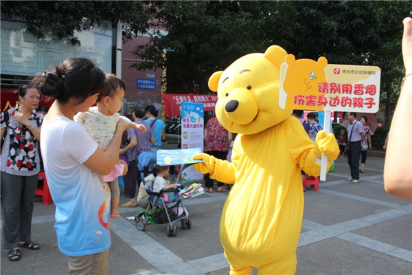 5月29日，梧州市婦幼保健院到潘塘公園參與衛(wèi)生系統(tǒng)開展的世界無煙日宣傳活動(dòng)，該院醫(yī)務(wù)人員扮成可愛的卡通造型，呼吁市民為孩