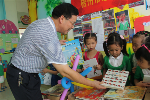 梧州市總工會黨組書記、常務(wù)副主席朱明勝在梧州市總工會到梧州高新區(qū)雙語實驗學(xué)校開展關(guān)愛農(nóng)民工留守活動中為孩子們送上學(xué)習(xí)用具