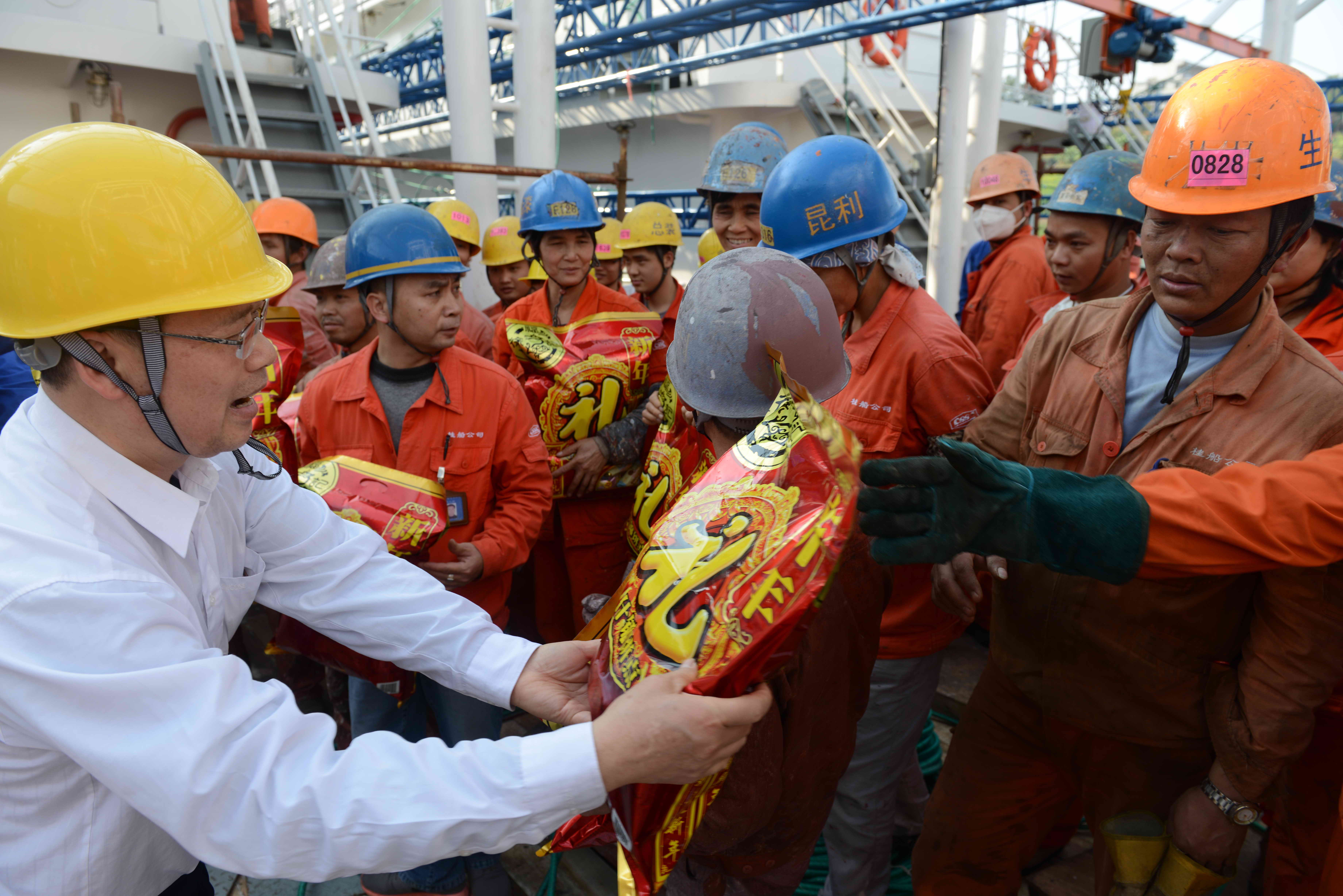 梧州市總工會(huì)黨組書(shū)記、常務(wù)副主席朱明勝為一線職工贈(zèng)送新春禮包.jpg