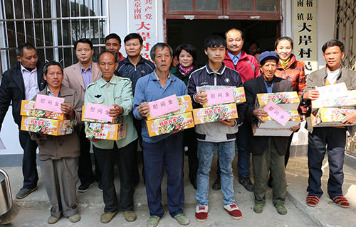 蒼梧縣總工會(huì)領(lǐng)導(dǎo)進(jìn)行慰問(wèn)困難職工