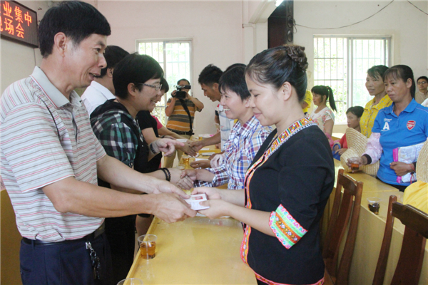 市縣鎮(zhèn)領(lǐng)導(dǎo)班子為六堡茶行業(yè)新入會(huì)農(nóng)民工頒發(fā)工會(huì)會(huì)員證