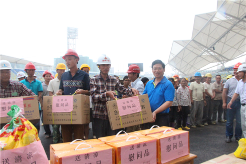 市總工會(huì)黨組書記、常務(wù)副主席為在建體育場農(nóng)民工送清涼