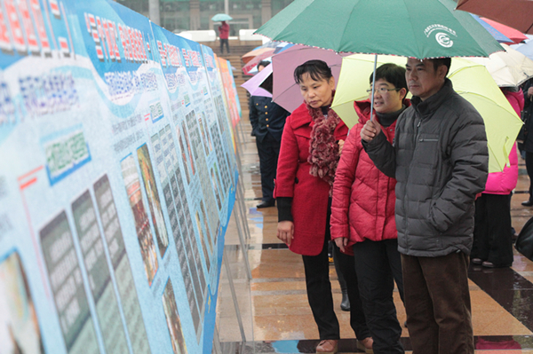 梧州市總工會組織干部職工觀看“查處發(fā)生在群眾身邊的‘四風(fēng)’和腐敗問題專項工作成果展”