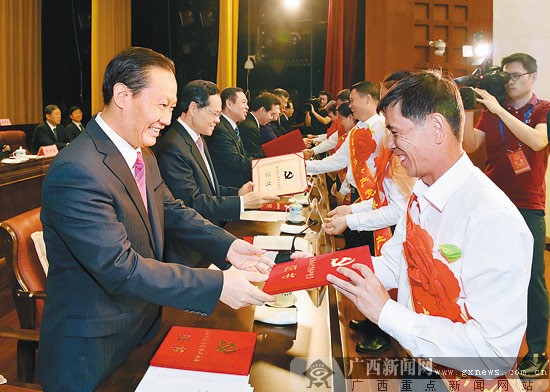 自治區(qū)黨委舉行慶祝中國共產黨成立95周年大會