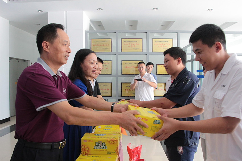 梧州市總慰問組到工業(yè)園區(qū)部分企業(yè)進(jìn)行“夏送清涼”活動(dòng)