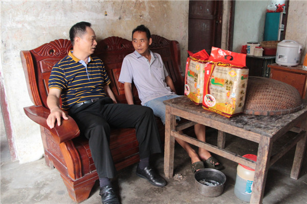 8月12日，梧州市總工會(huì)黨組書記、常務(wù)副主席梁耀中前往藤縣塘步鎮(zhèn)龍安村定點(diǎn)貧困戶家中，為他們送上慰問品并了解他們的家庭情