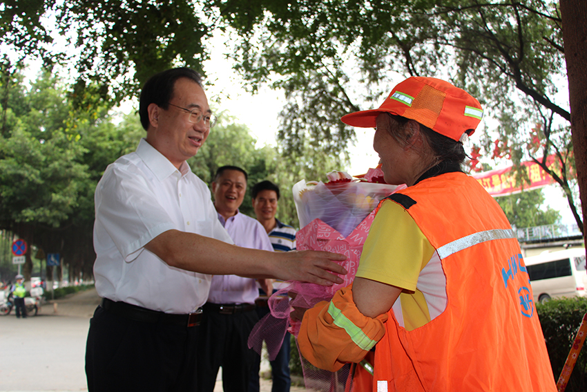 朱學慶看望慰問一線勞動者致以美好的節(jié)日祝福(圖文)