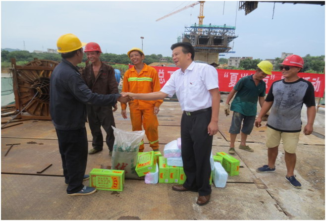 藤縣人大副主任、總工會主席陳淼東在衫花根大橋建設(shè)工地開展“夏送清涼”慰問活動.jpg