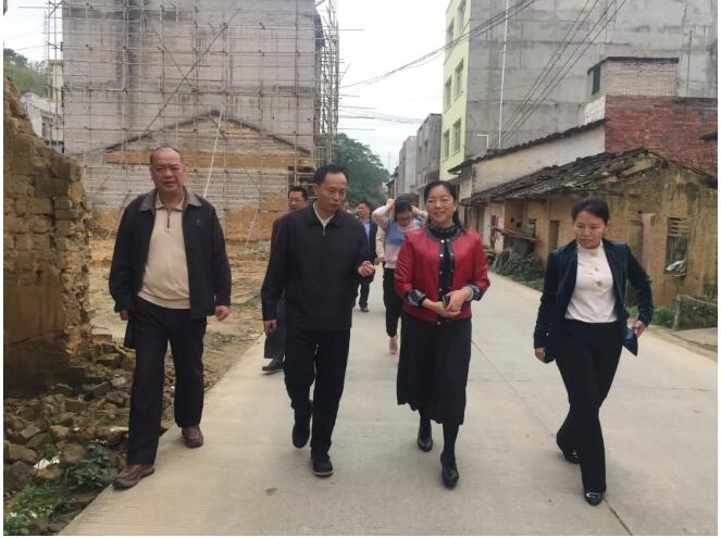 市總工會(huì)黨組書記、常務(wù)副主席梁耀忠到掛點(diǎn)幫扶村調(diào)研