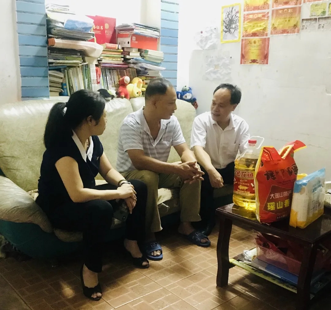 節(jié)日慰問暖人心，結(jié)對(duì)幫扶情誼真