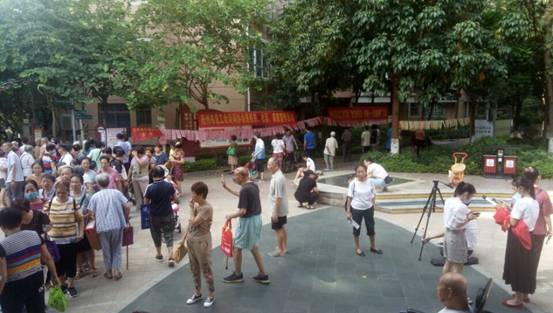 2021年9月17日市總工會聯(lián)合職工燈謎協(xié)會來到藍(lán)天港灣小區(qū)舉辦&ldquo;我們的節(jié)日.中秋&rdquo;燈謎展猜及詩詞協(xié)會進(jìn)機(jī)關(guān)、社區(qū)、家庭宣傳活動4