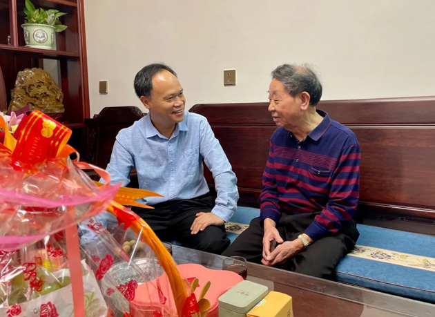 秋意濃，情意真，重陽慰問暖人心