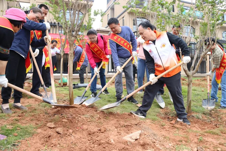 弘揚(yáng)勞模精神、勞動精神、工匠精神！梧州勞模工匠義務(wù)植樹迎“五一”