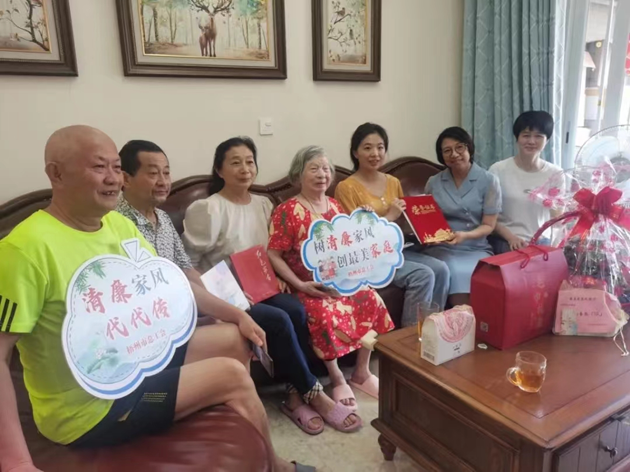 廉潔到訪 送禮到家——市總工會等部門開展“禮遇最美家庭 弘揚(yáng)清廉家風(fēng)”活動