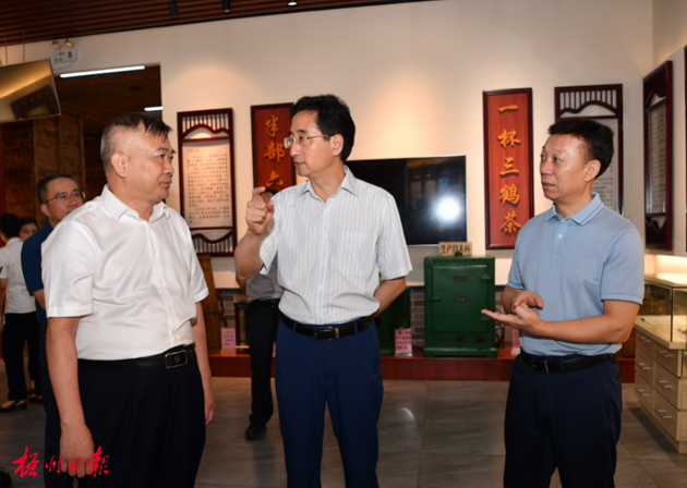 保護(hù)傳承紅色資源 創(chuàng)新建設(shè)工人隊(duì)伍丨張曉欽來梧檢查調(diào)研條例實(shí)施和工會工作