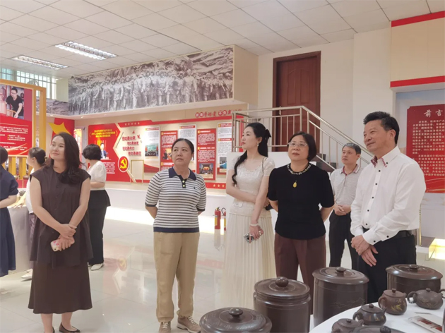 中國(guó)曲藝家協(xié)會(huì)專(zhuān)家組走進(jìn)職工之家參觀“潘楚華藝術(shù)事業(yè)主題檔案展”