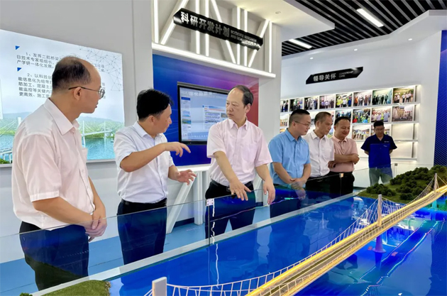 送清涼到工地 “娘家人”在護(hù)航 | 梧州市總工會(huì)走進(jìn)蒼容潯江大橋項(xiàng)目工地開(kāi)展送清涼活動(dòng)