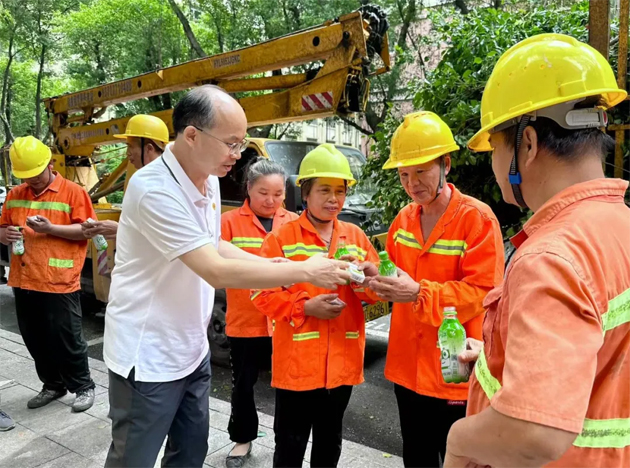 清涼驅暑熱，關懷沁人心丨梧州市總工會與愛心企業(yè)為艱苦崗位一線職工送清涼