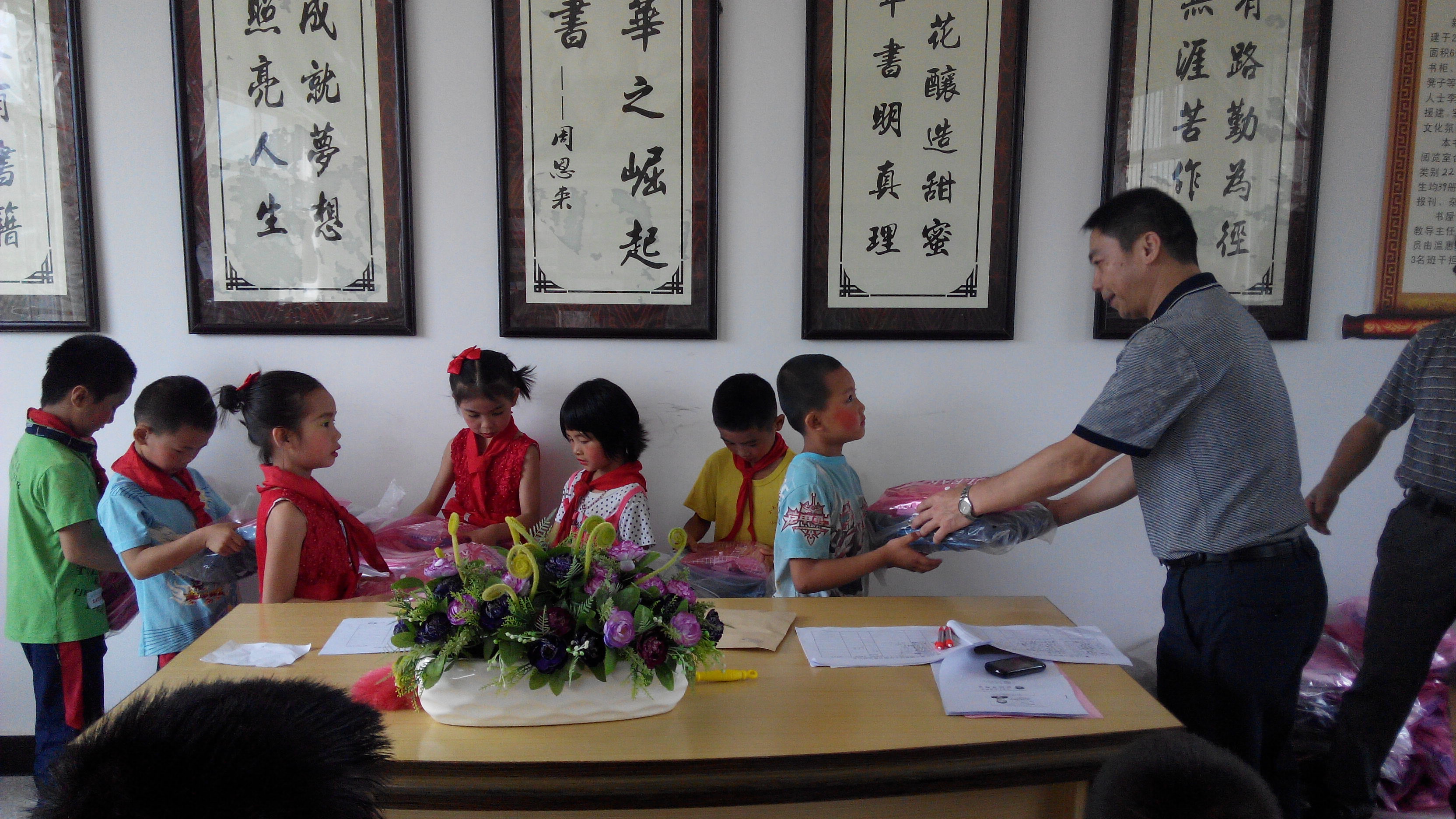 蒙山縣總工會慰問留守兒童