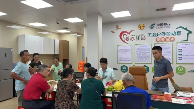 把思念和祝福郵回家丨藤縣郵政工會(huì)驛站開展外出務(wù)工人員免費(fèi)郵寄月餅暨積分兌月餅活動(dòng)