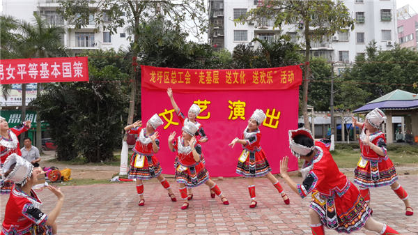 為豐富廣大職工群眾的精神文化生活，營造歡樂祥和的節(jié)日氣氛，2015年春節(jié)期間龍圩區(qū)總工會深入開展“走基層 送文化 送歡樂