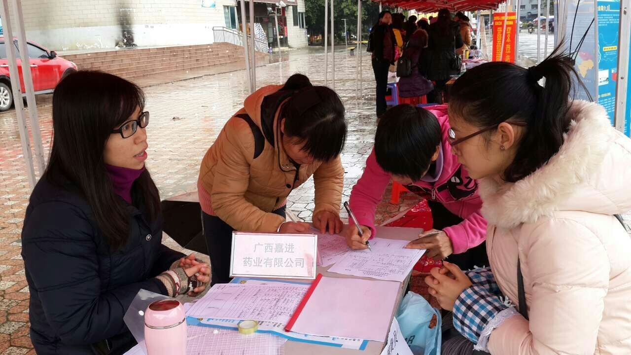 現(xiàn)場簽合同 (潘品秀攝).jpg