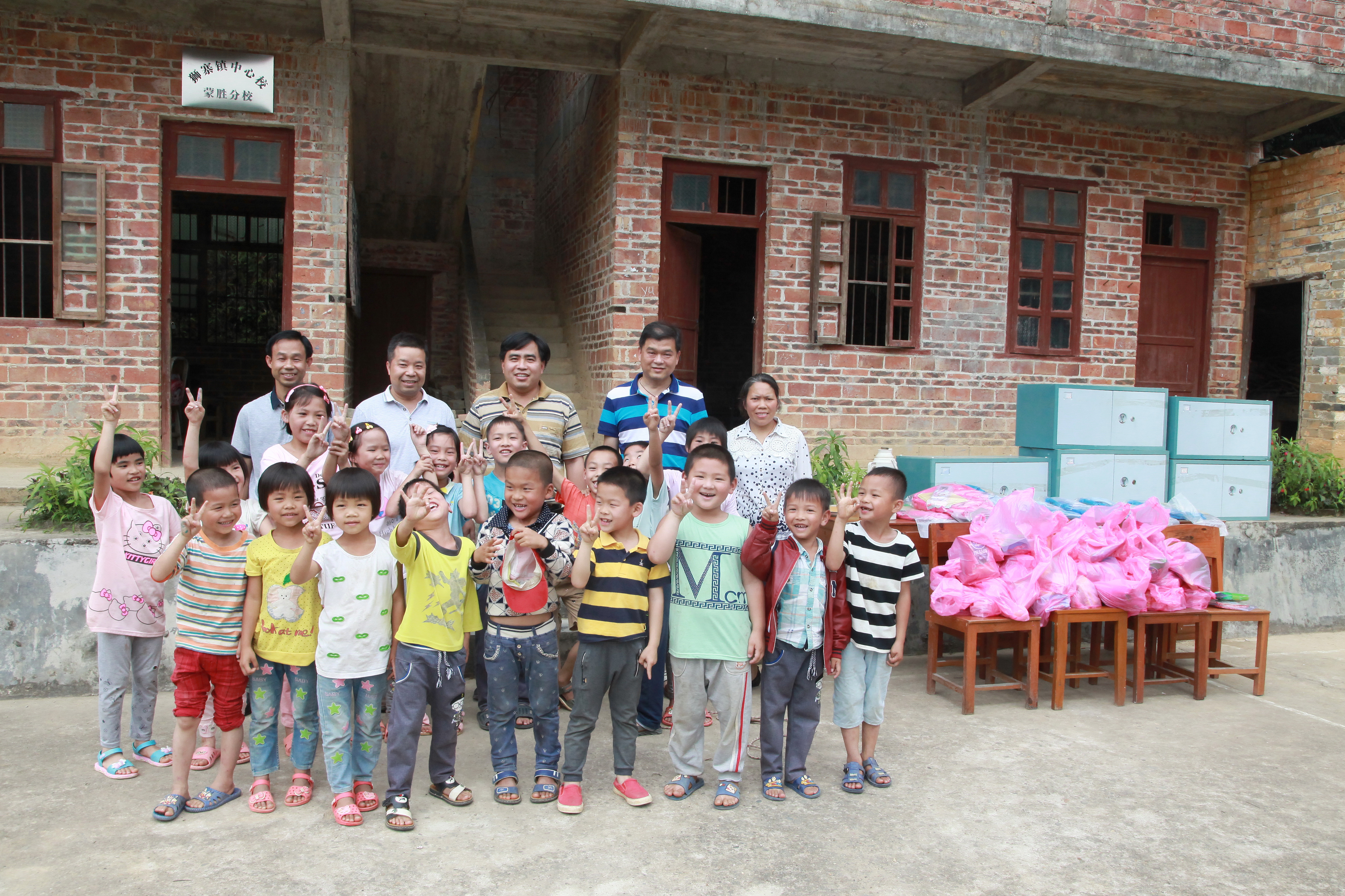 梧州桂江組織開(kāi)展“慶六一 送關(guān)愛(ài)”慰問(wèn)活動(dòng)