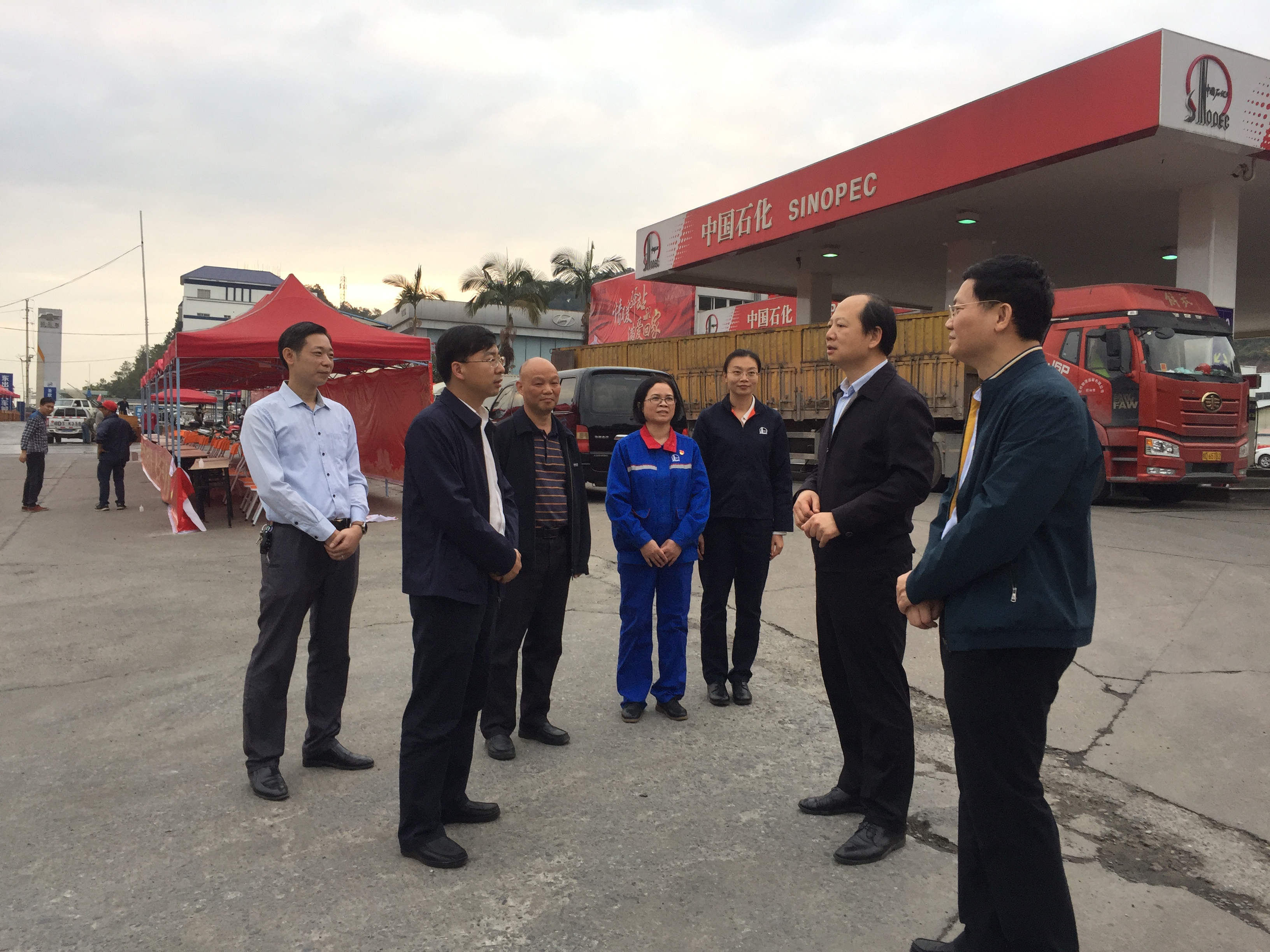 自治區(qū)總工會(huì)副主席鄭勝景到梧州春運(yùn)服務(wù)站指導(dǎo)工作