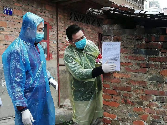 圖3.2月4日，萬(wàn)秀區(qū)總工會(huì)主席莫培燁到龍骨社區(qū)協(xié)助開展疫情防控核查和宣傳工作.jpg