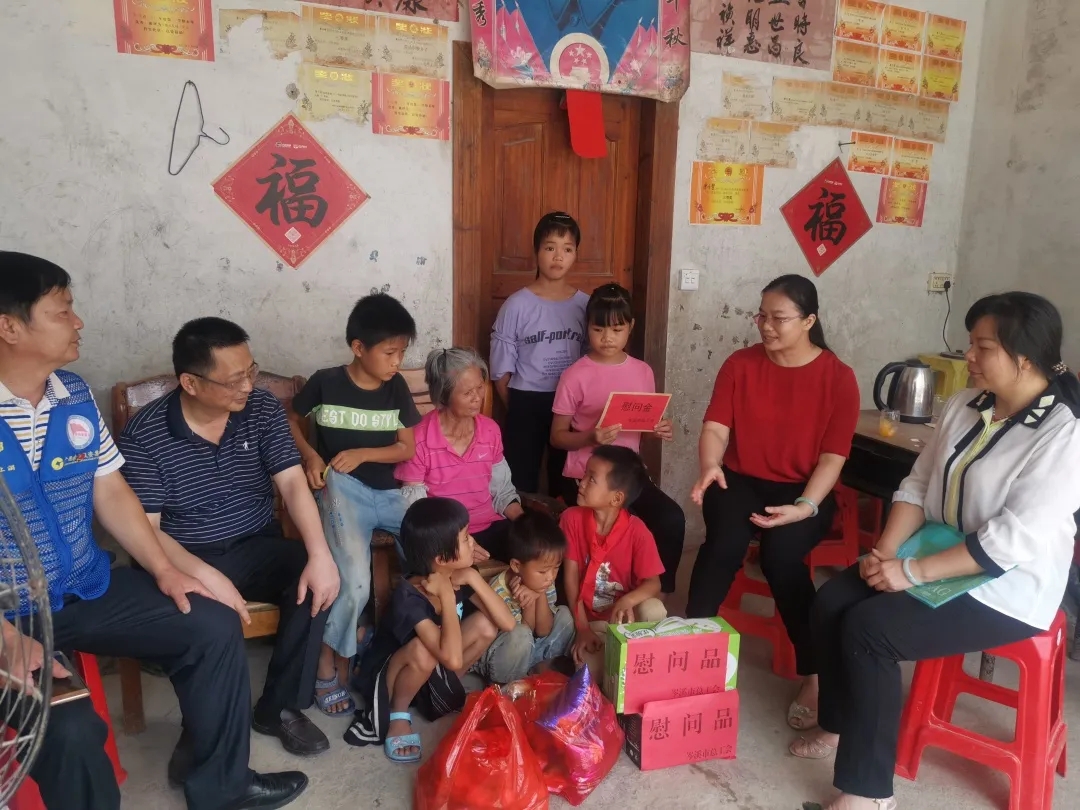 岑溪市總工會開展六一慰問活動