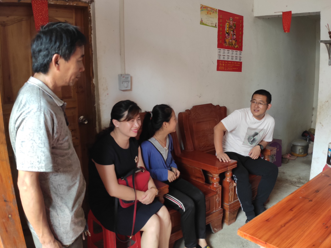 龍圩區(qū)總工會聯(lián)系愛心企業(yè)資助貧困學生助力脫貧攻堅