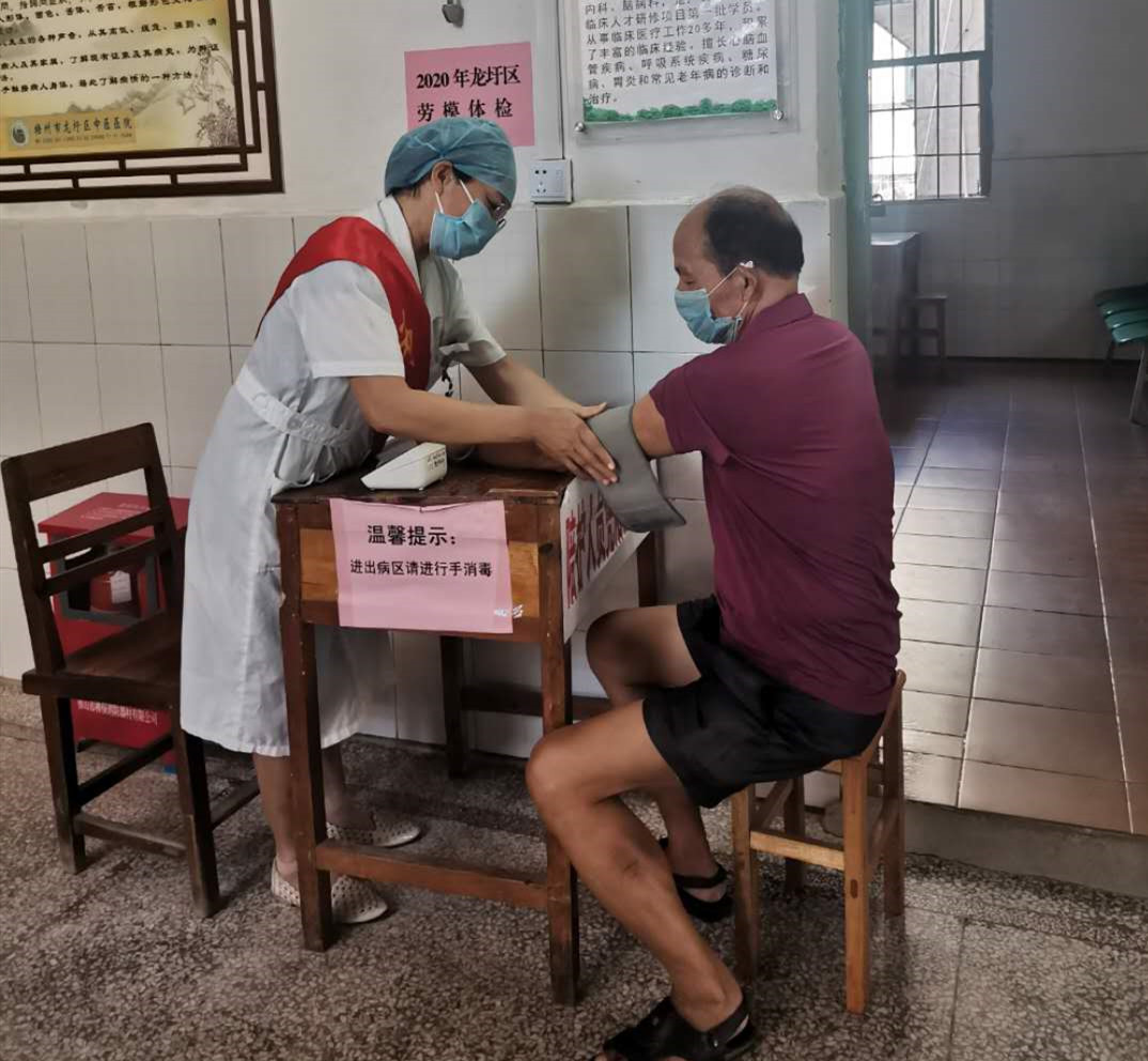 龍圩區(qū)總工會組織勞模開展免費體檢活動