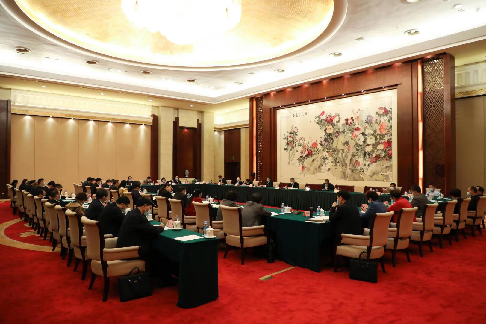 自治區(qū)政協(xié)十二屆四次會議召開期間，工會界別委員結合工作實際，積極建言獻策——