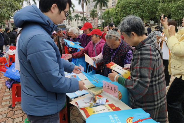 龍圩區(qū)總工會(huì)開(kāi)展2023年“憲法宣傳周”集中宣傳