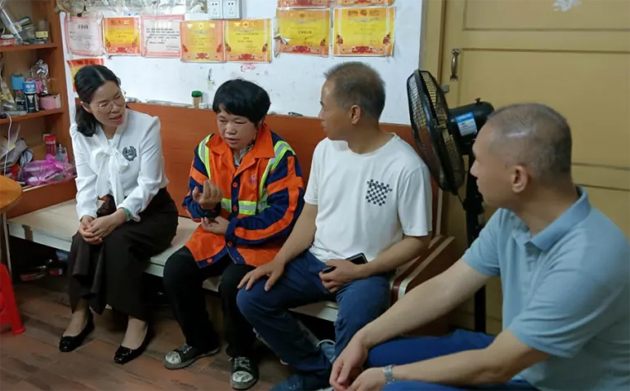 龍圩區(qū)總工會五一節(jié)前夕走訪慰問困難職工 傳遞溫暖與關(guān)懷