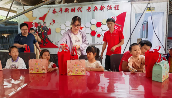 藤縣總工會開展“六一暖童心 關(guān)愛護成長”系列慰問活動，為300余名特殊群體兒童送溫暖