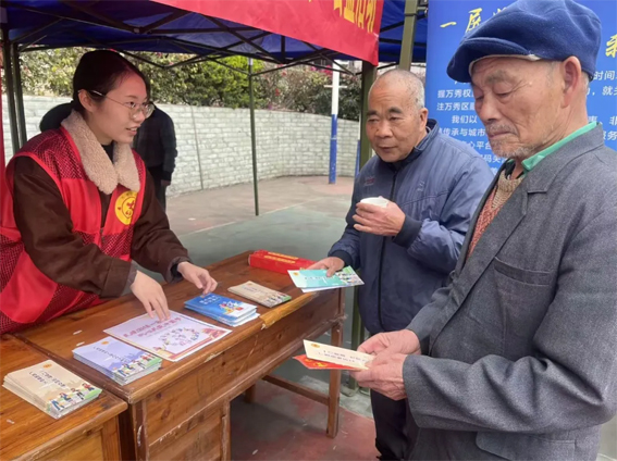 萬秀區(qū)總工會(huì)開展春節(jié)“送萬福、進(jìn)萬家” 公益活動(dòng)