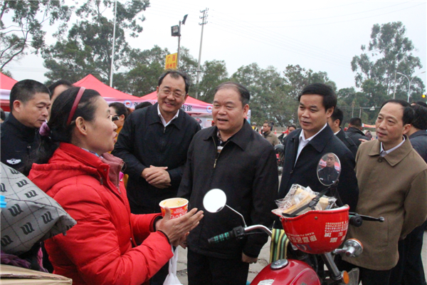 兩廣總工會主席在暖流行動中為返鄉(xiāng)農(nóng)民工送溫暖