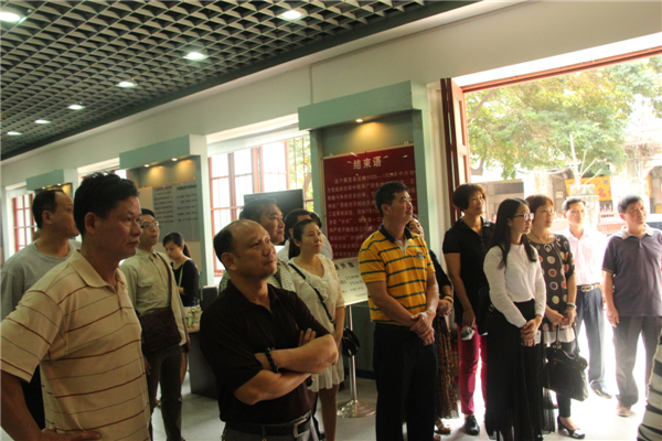 為踐行社會(huì)主義核心價(jià)值觀，進(jìn)一步弘揚(yáng)優(yōu)秀傳統(tǒng)文化，引領(lǐng)全市廣大職工群眾文明祭祖，文明追思。4月3日梧州市總工會(huì)組織干部職